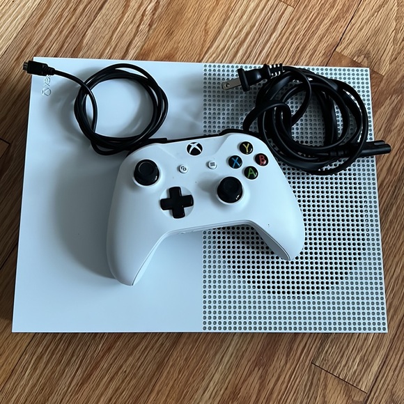 Xbox One S - Picture 2 of 2